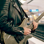 muzyk-gitara-paryz-metro