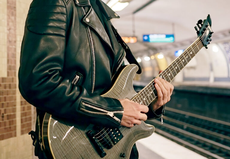 muzyk-gitara-paryz-metro